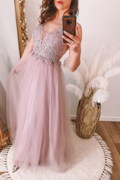 Różowa sukienka tiulowa z koronkową górą na cienkich ramiączkach
