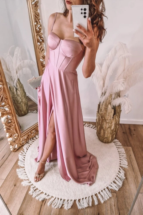 Różowa sukienka satynowa z gorsetową górą