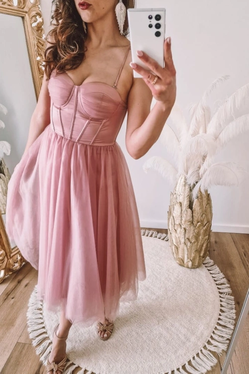 Różowa sukienka gorsetowa o długości midi